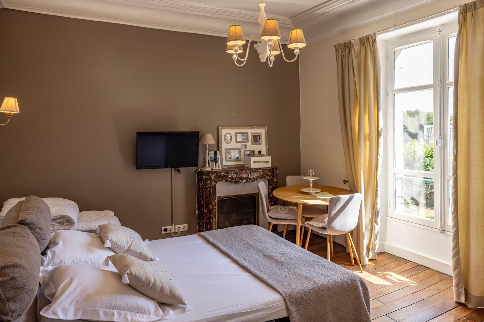Domaine De La Clauzure Hotel La Roche-Canillac Buitenkant foto